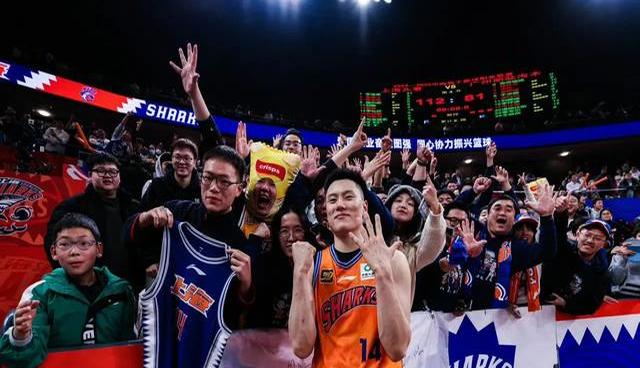 上海大鲨鱼队在最近的比赛中获得一场关键胜利