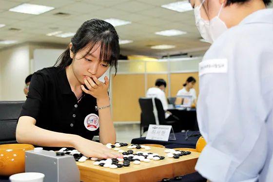 韩国女子击剑队连胜，庆祝辉煌胜利