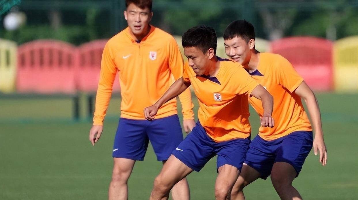 鲁能队在关键时刻迎来爆发，逆转比赛赢得胜利