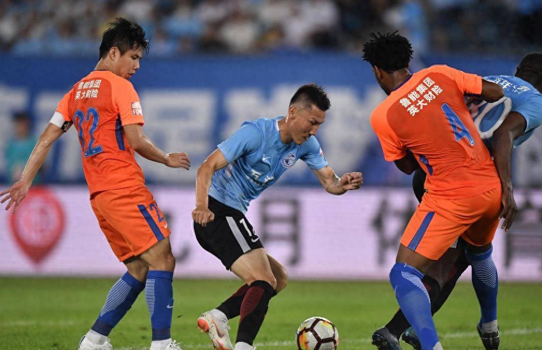 鲁能队在关键时刻迎来爆发，逆转比赛赢得胜利