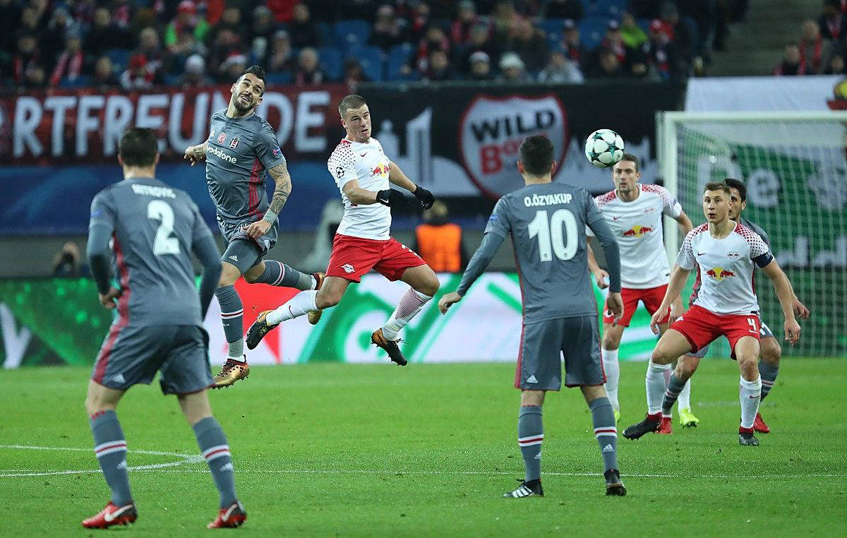 里昂主场大败,榜首位置动摇 里昂主场大败,榜首位置动摇